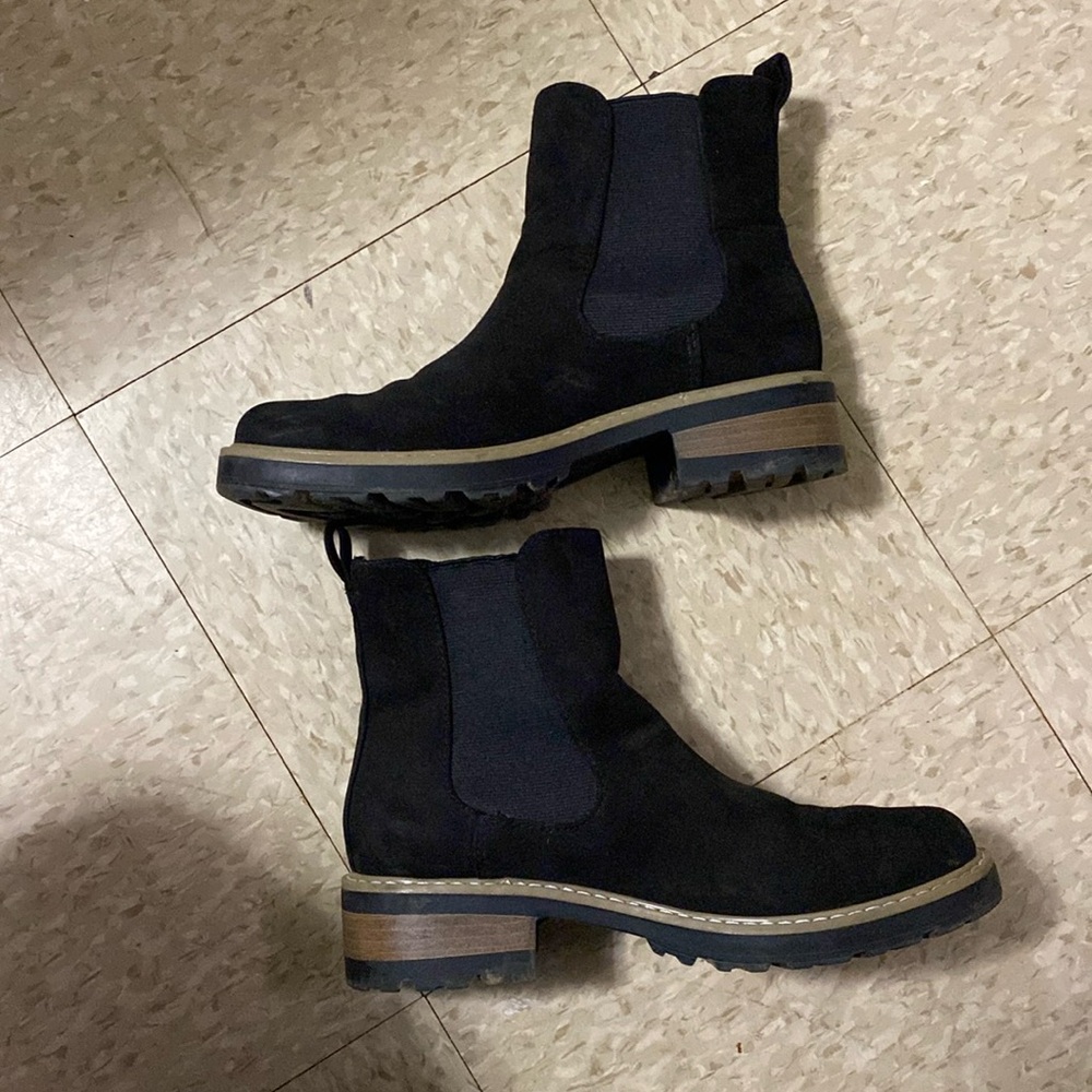 Black winter boots